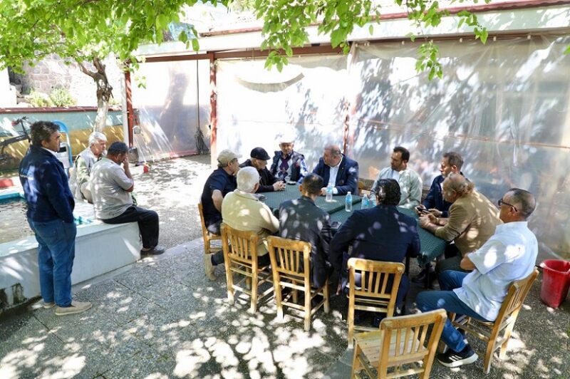 Menderes Belediye Başkanı İlkay Çiçek, sahada gerçekleştirilen çalışmaları gezip bilgi