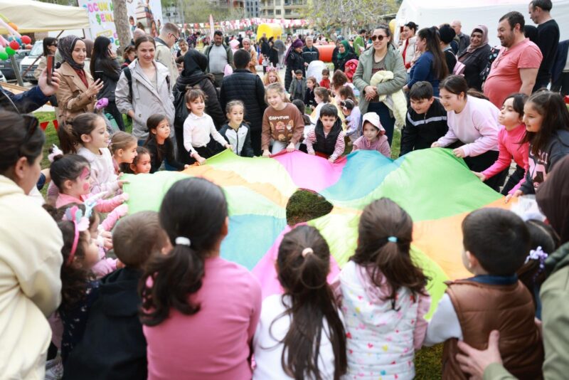Bayraklı Belediyesi tarafından Kütüphane Haftası kapsamında düzenlenen Çocuk Kitap Şenliği,