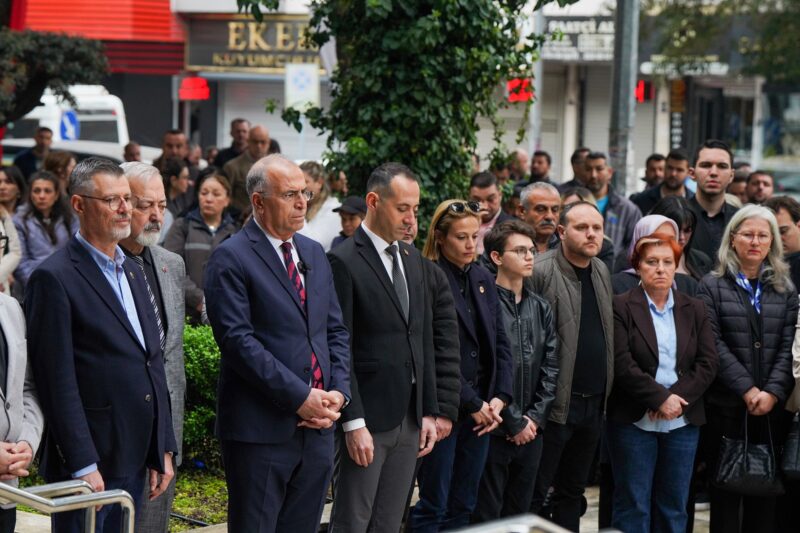 Gaziemir Belediyesi’nin düzenlediği anma töreninde, okullara yönelik saldırılarda hayatını kaybedenler