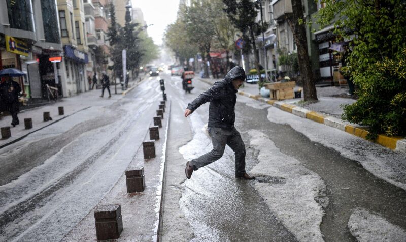 İstanbul’da gün içerisinde etkili olan yağış, bazı bölgelerde doluya dönüştü.
