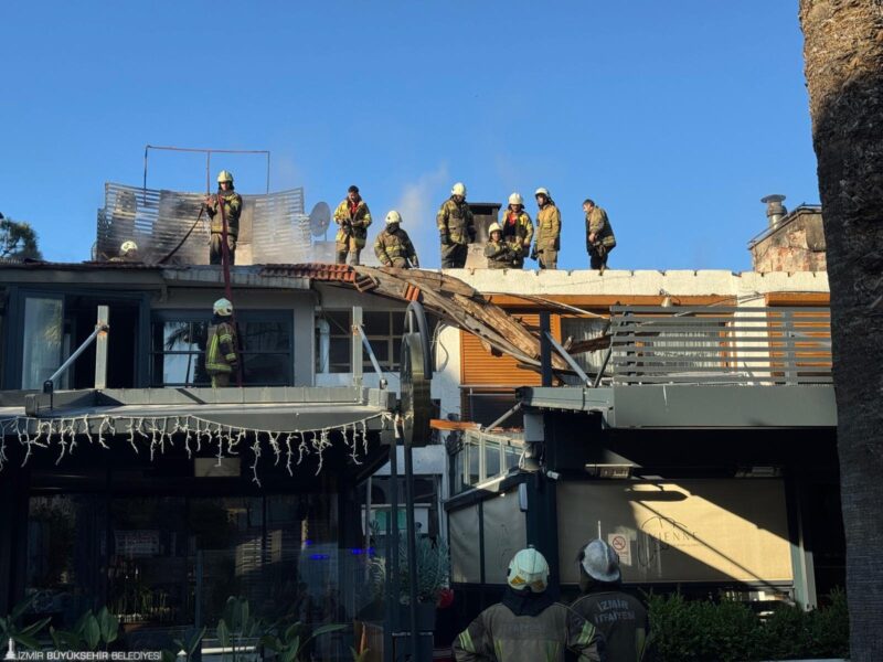 İzmir’in Karşıyaka ilçesi Bostanlı Mahallesi Cengiz Topel Caddesi’nde bir restoranın