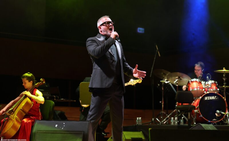 Ahmed Adnan Saygun Sanat Merkezi sahnesinde izleyiciyle buluşan ünlü tenor