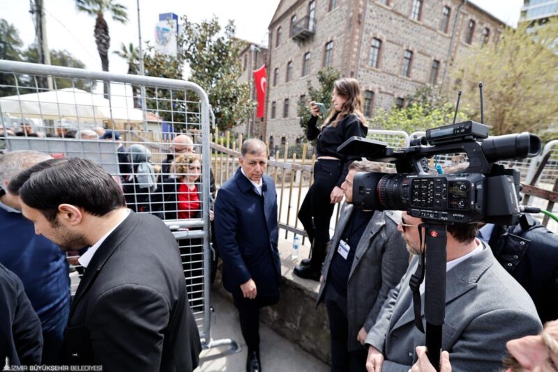 İzmir Büyükşehir Belediye Başkanı Dr. Cemil Tugay, polis barikatıyla çevrili