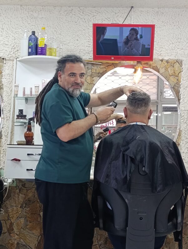 İzmir’in Çiğli ilçesinde uzun yıllardır kuaförlük yapan Barış Kırkgöze, son