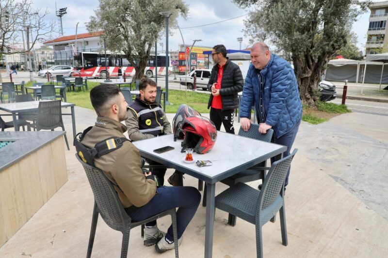 Menderes Belediye Başkanı İlkay Çiçek, pazar mesaisinde vatandaşlarla bir araya