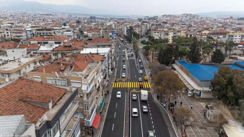 İzmir Büyükşehir Belediyesi’nin Buca’nın dört bir yanında sürdürdüğü asfalt yatırımları,