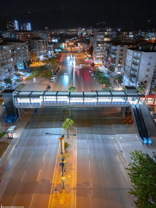 
İzmir Büyükşehir Belediyesi’nin kente kazandırdığı Karşıyaka ile Bayraklı’yı birbirine bağlayan