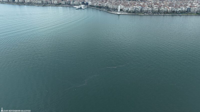 İzmir Büyükşehir Belediyesi’nin dron destekli rutin taramalarında, İzmir Körfezi’nde Karşıyaka