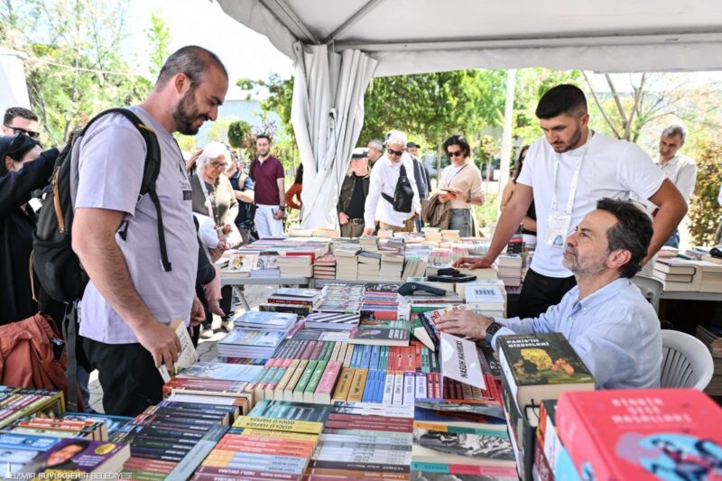İZKİTAP - 7. İzmir Kitap Fuarı, son gününde de yoğun