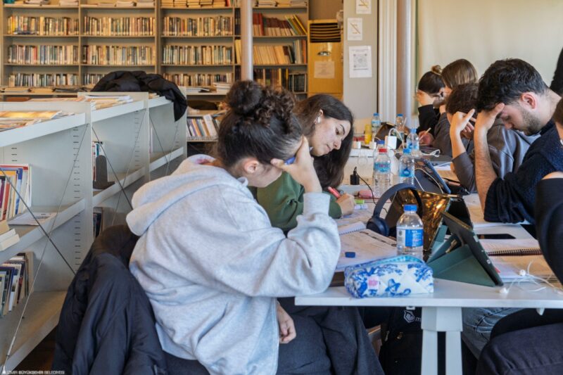 İzmir Büyükşehir Belediyesi’nin kentin farklı noktalarına yayılan kütüphaneleri her yaş
