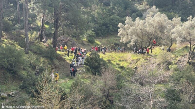 İzmir Büyükşehir Belediyesi tarafından düzenlenen Efes Mimas Yolu bahar yürüyüşünde