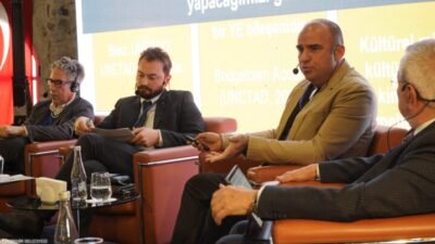 İzmir Büyükşehir Belediyesi’nin düzenlediği İzmir Kültür Politikaları Çalıştayı, uzman isimlerin