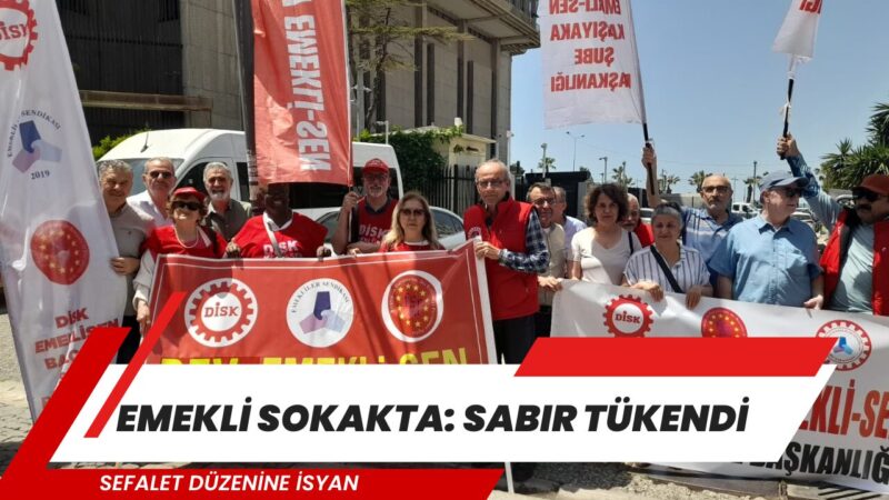İzmir’de bir araya gelen emekliler, artan hayat pahalılığı, düşük maaşlar