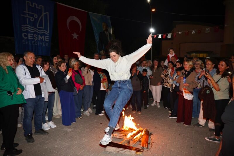 Çeşme Belediye Başkanı Lâl Denizli, üç ayrı noktada Hıdırellez ateşlerini