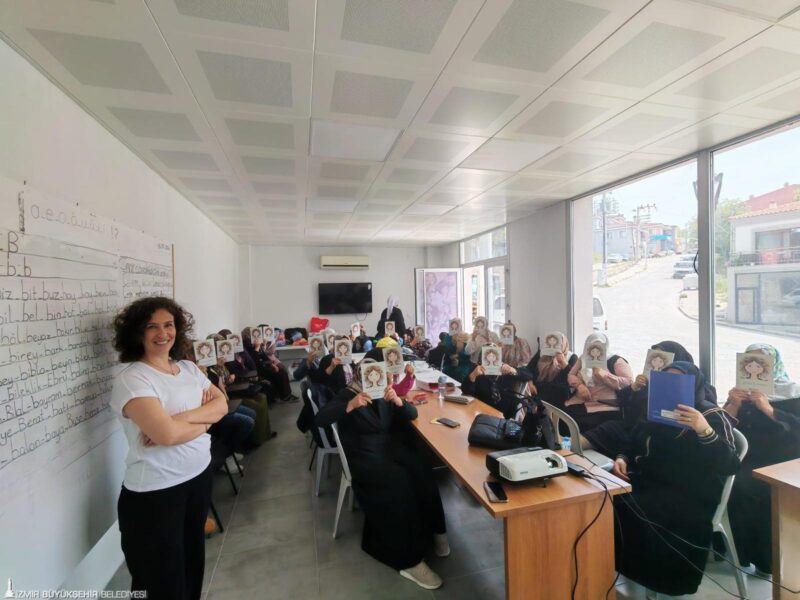 İzmir Büyükşehir Belediyesi tarafından düzenlenen kadın sağlığı seminerleriyle kadınların doğru
