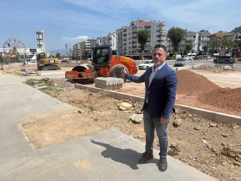 AK Parti İzmir Büyükşehir Belediye Meclisi Üyesi Nail Kocabaş, Balçova’da,