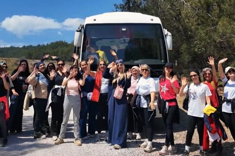 Menderes Belediyesi kadınlar için pilates kursuna katılan kadınlar için doğa