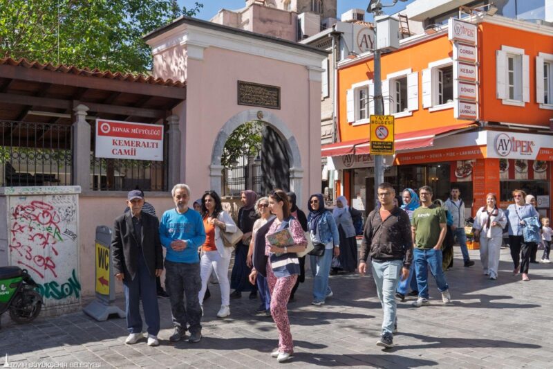 İzmir Büyükşehir Belediyesi’nin emeklilere yönelik sosyal ve ekonomik destekleri sürüyor.