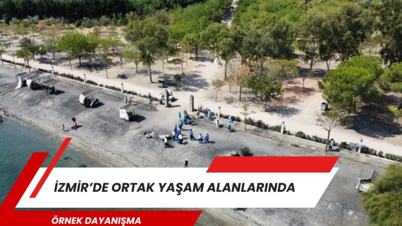 İzmir Büyükşehir Belediyesi’nin “Temiz Park” etkinliğinde gönüllüler, parkları atıklardan arındırırken