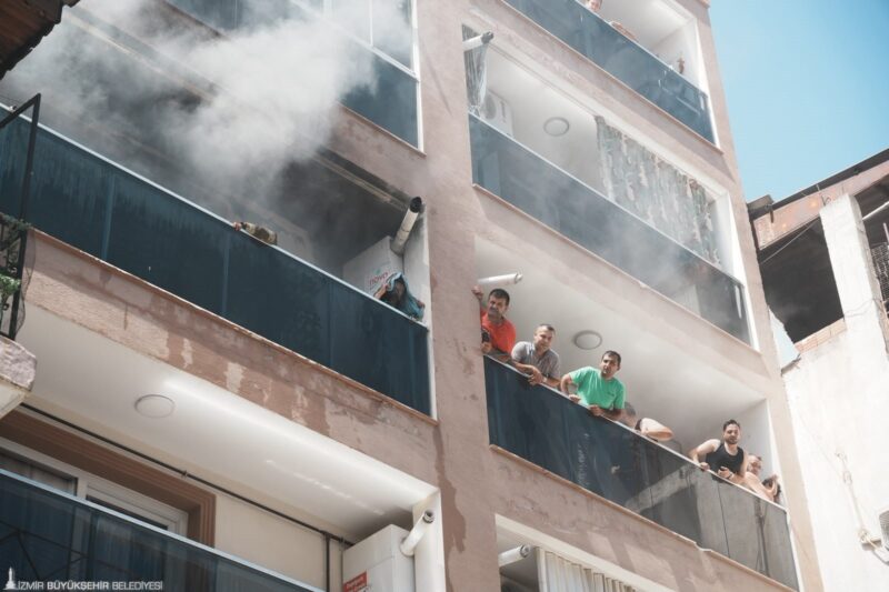 İzmir’in Bayraklı ilçesinde 3 katlı bir binanın ikinci  katında yangın