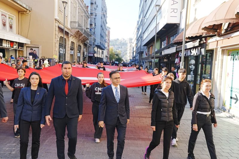 Cumhuriyetimizin kuruluşunun 103. yıl dönümü kutlamaları kapsamında İzmir Valiliğinin
himayelerinde Konak