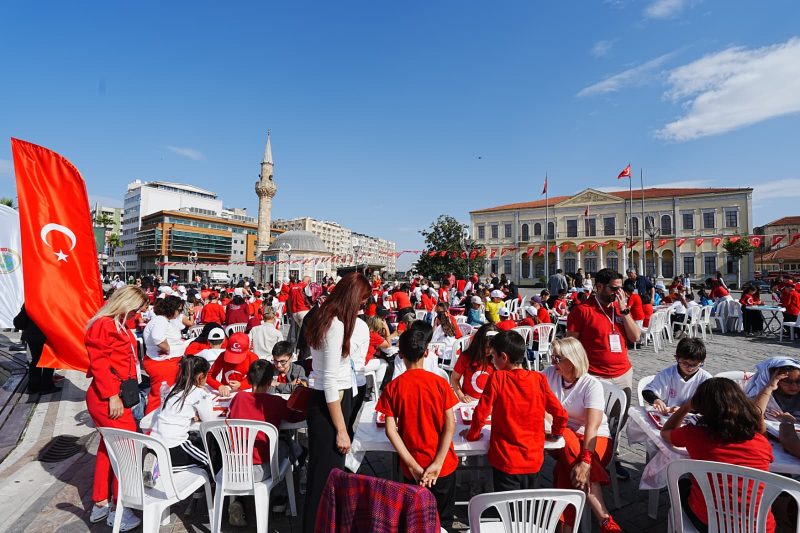 İzmir Valiliği himayesinde İzmir İl Millî Eğitim Müdürlüğü tarafından yürütülen
