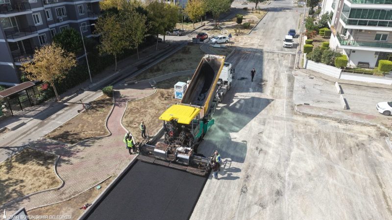 İzmir Büyükşehir Belediyesi ekipleri trafik yoğunluğunun fazla olduğu Çiğli’nin Ataşehir