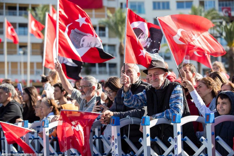 İzmir, Cumhuriyet’in 103’üncü yıl dönümünü fener alayı, havai fişek gösterileri