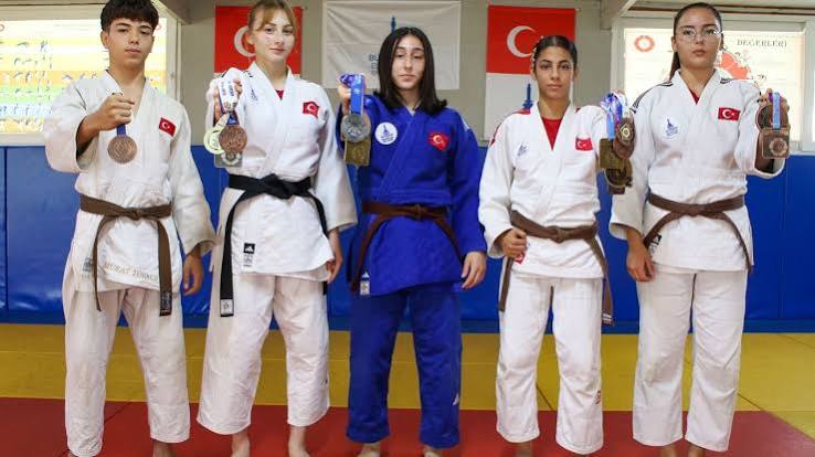 Yıldızlar Balkan Judo Şampiyonası’nda Türkiye’nin takım şampiyonluğuna katkı sağlayan İzmir